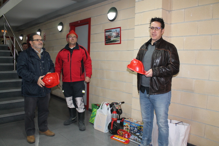 Última jornada para entregar juguetes en el parque de bomberos de Úbeda