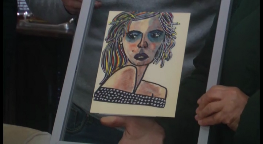 Entregadas las láminas firmadas por Sabina en la exposición «Garabatos»