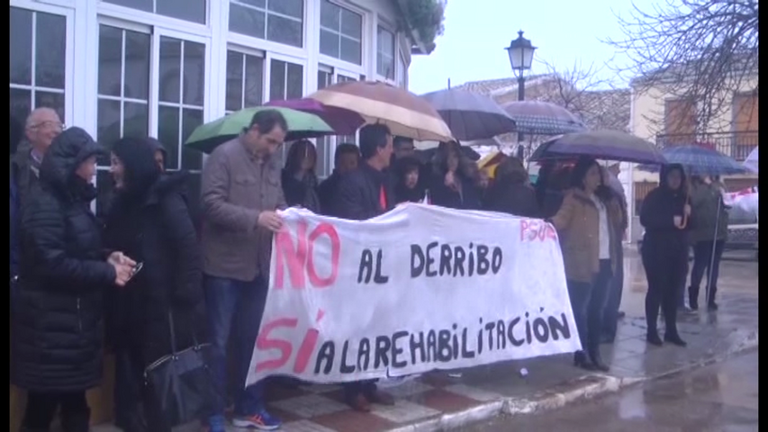 Manifestación del PSOE en Torreblascopedro contra el derribo de un edificio municipal