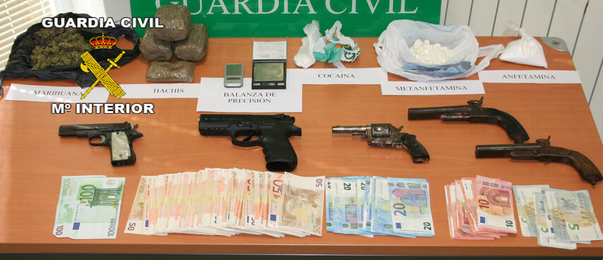 La Guardia Civil detiene a ocho personas como presuntas autoras de los delitos de tenencia ilícita de armas y contra la salud pública