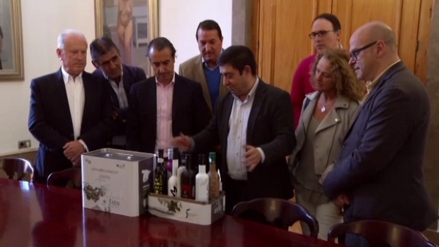 El presidente de la Diputación explica a los empresarios de «Jaén Selección» las acciones promocionales que se van a realizar con los aceites