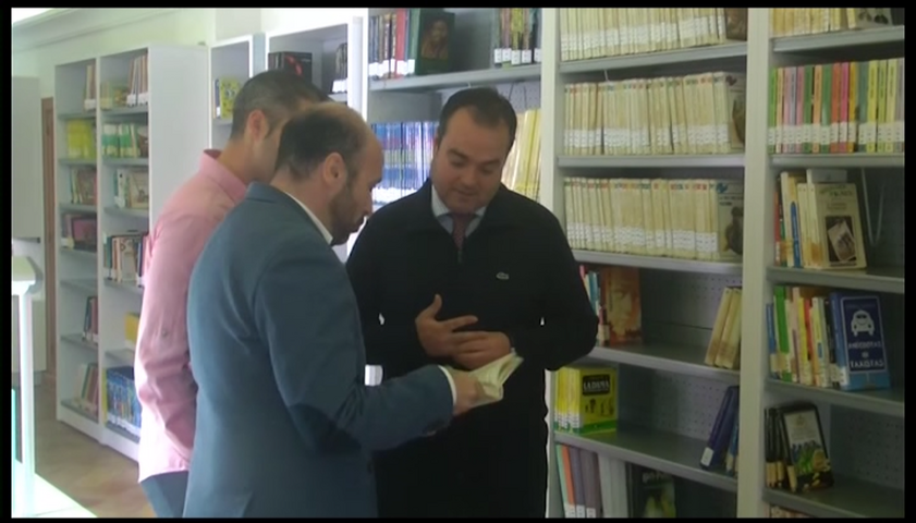 El diputado de empleo Manuel Hueso y el alcalde de Sabiote visitan la biblioteca municipal tras su ampliación