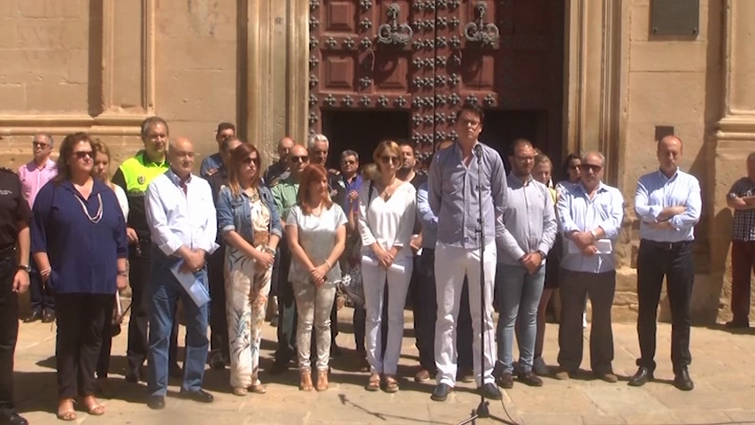 Minuto de silencio a las puertas del Ayuntamiento por las víctimas del atentado de Manchester