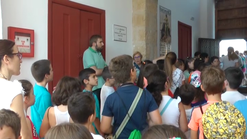 Alumnados de tres colegios visitan y conocen la Plaza de toros de Baeza