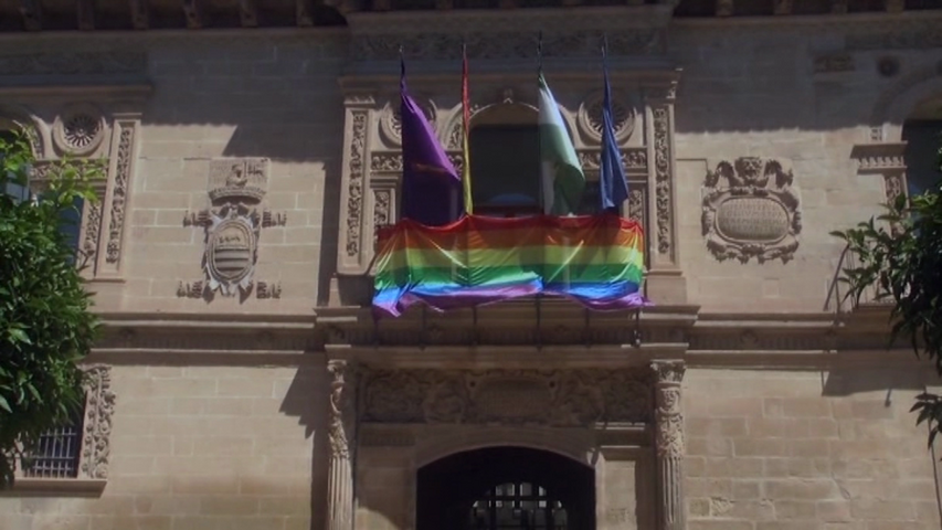 Baeza se suma al Día Internacional del Orgullo LGTBI desplegando la bandera arco iris