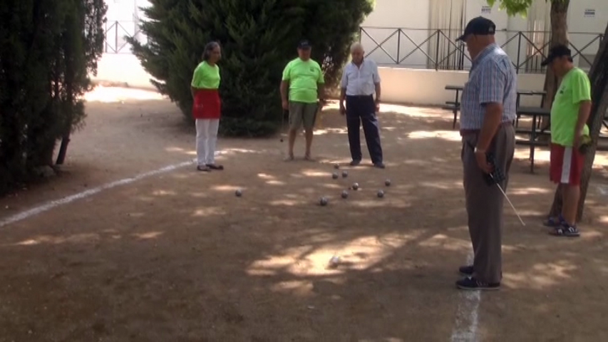 Las personas mayores de Baeza disfrutan de una jornada de convivencia en la piscina