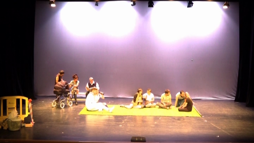 Sueño-noche-verano del Aula de Teatro de la Universidad de Huelva en UNIAEscenaBaeza 2 vlcsnap 2017 07 07 12h59m58s615