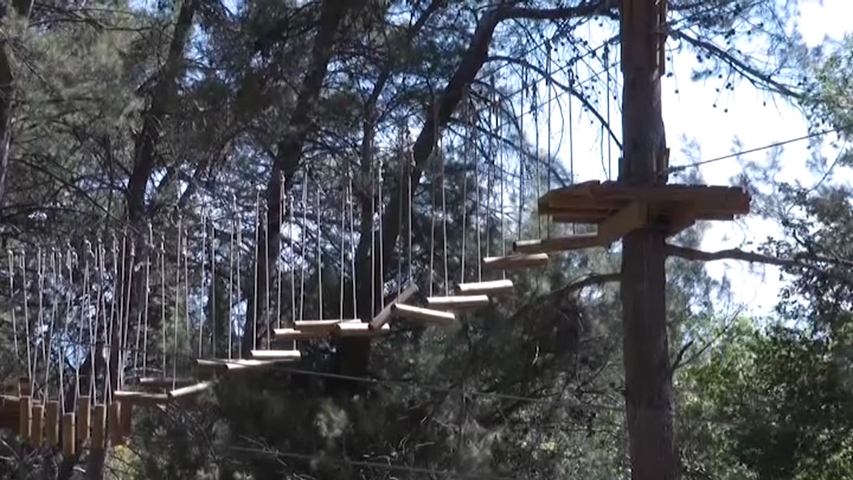 El parque de la Mejorana de Torreperogil une naturaleza, piscina, multiaventura y deporte