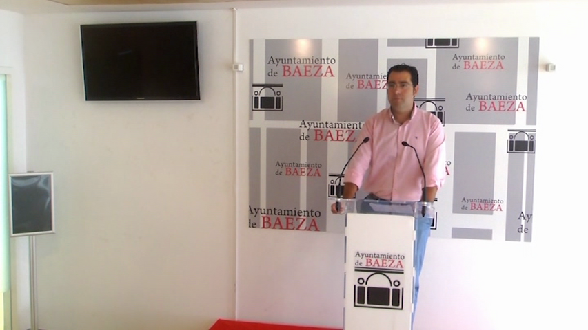 El concejal de mantenimiento de Baeza, Francisco José Talavera, explica las próximas actuaciones que se realizarán