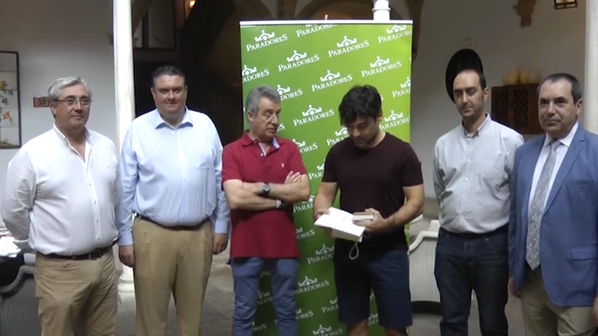 Tubba entrega el premio “Cumplir años el 3 de julio”