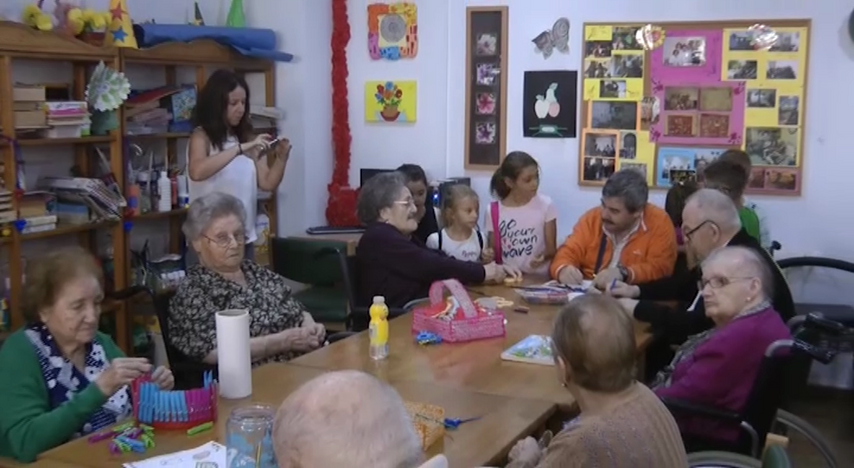 La escuela de verano de Úbeda realiza un encuentro intergeneracional en la residencia de mayores