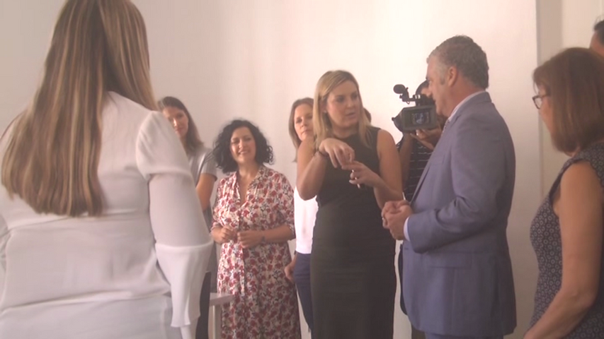 El consejero de empleo, empresa y comercio visita el coworking de Baeza