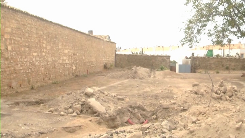 Avanzan a buen ritmo las obras del aparcamiento del Centro Carmen de Burgos en Baeza