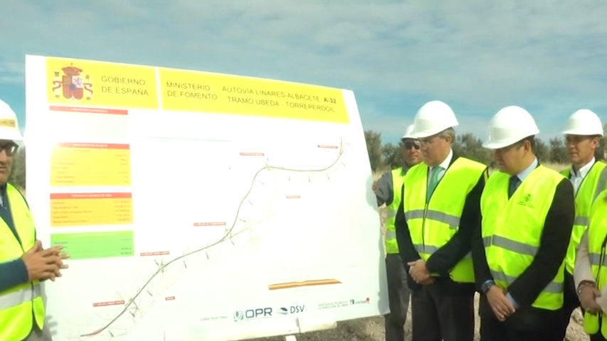 El secretario de Estado de Hacienda y el delegado del Gobierno en Andalucía visitan las obras de la A32 en Torreperogil