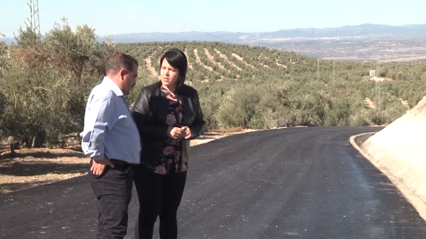 El diputado de infraestructuras municipales José Castro y la alcaldesa de Rus Águeda Sánchez visitan el camino del charcón tras las obras