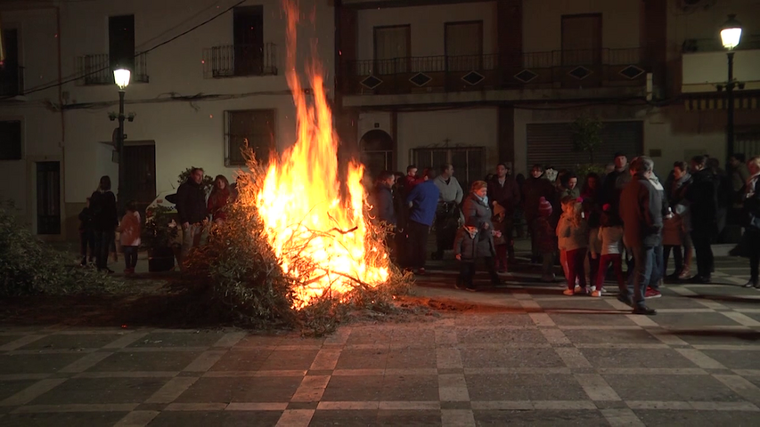 El municipio de Rus celebra las Hogueras de San Antón