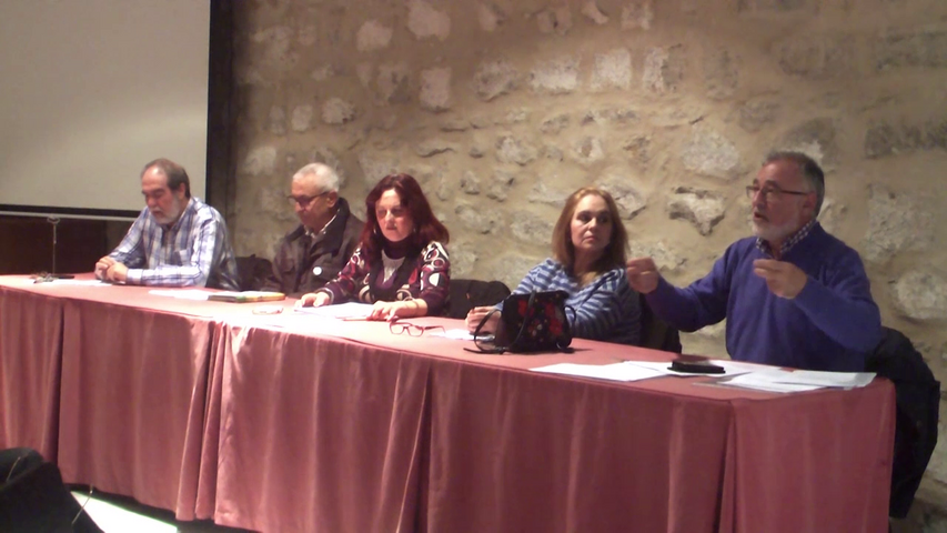 Pensionistas se agrupan en plataformas halzando la voz el sábado en la Plaza de Andalucía de Úbeda