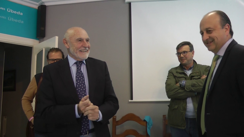 El senador popular Gabino Puche presenta los PGE en Úbeda