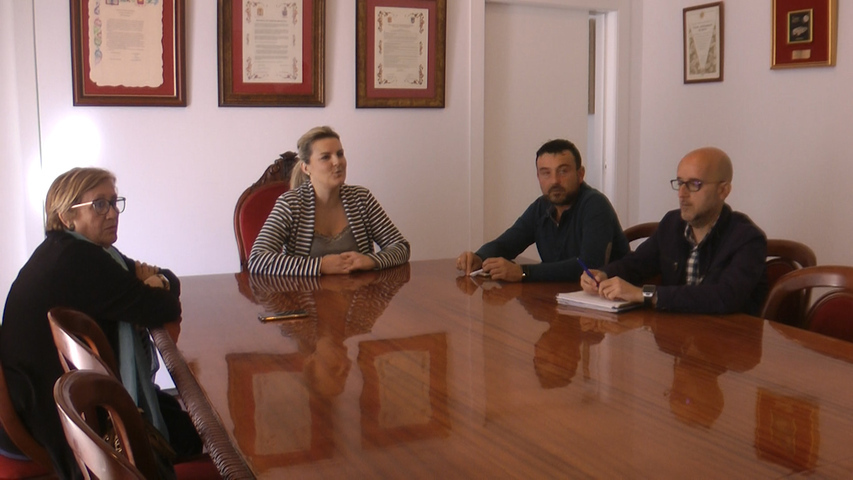 El Ayuntamiento de Baeza mantiene una reunión de trabajo con el coordinador de políticas LGTBI de la Junta