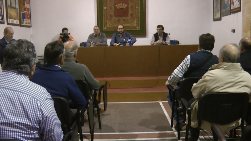 El concejal de agricultura de Úbeda se reúne con agricultores, regantes y cooperativas para decidir en qué caminos rurales intervenir