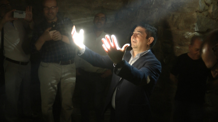 El presidente de la Diputación contempla en la Sinagoga del Agua de Úbeda el baño ritual del solsticio de verano