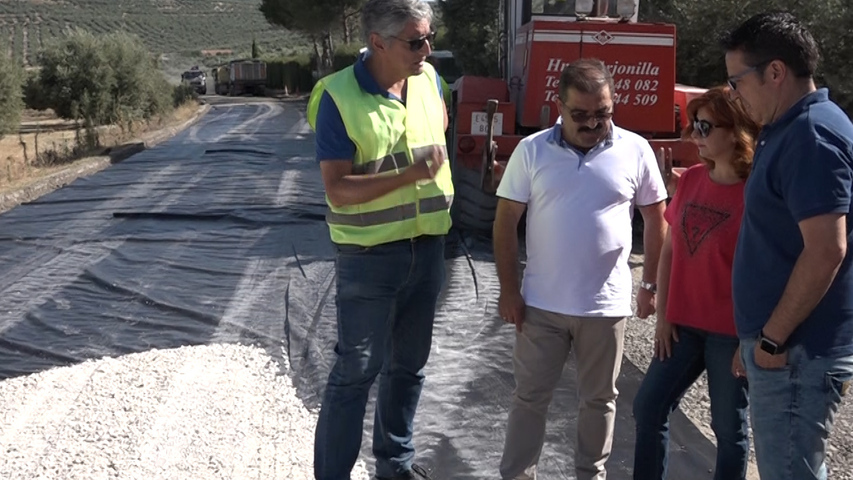 El diputado de infraestructuras y la alcaldesa de Úbeda visitan las obras de la carretera de Santa Eulalia