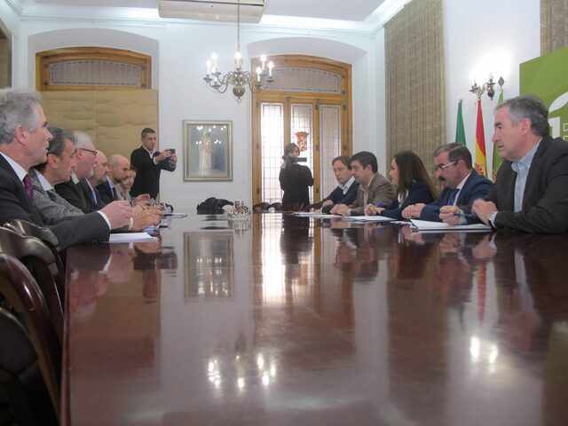 Diputación acoge la constitución de una comisión para analizar la situación del sistema ferroviario en la provincia