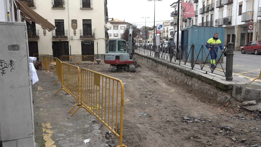 El concejal de urbanismo visita en Baeza las obras de las calles Agua y Platería