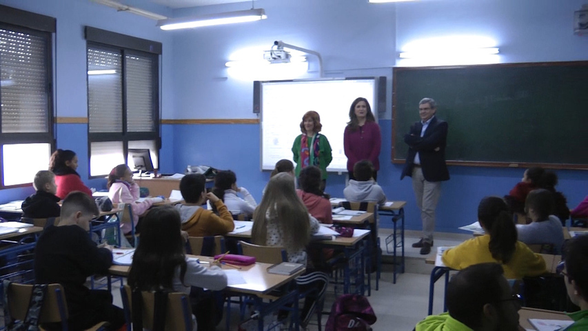 La delegada de educación visita en Úbeda el IES «San Juan de la Cruz» y se reúne con el AMPA del conservatorio