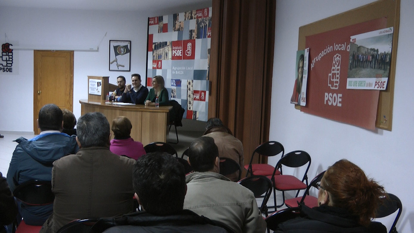 El candidato del PSOE al parlamento andaluz José Latorre asiste a una charla en la Casa del Pueblo de Baeza
