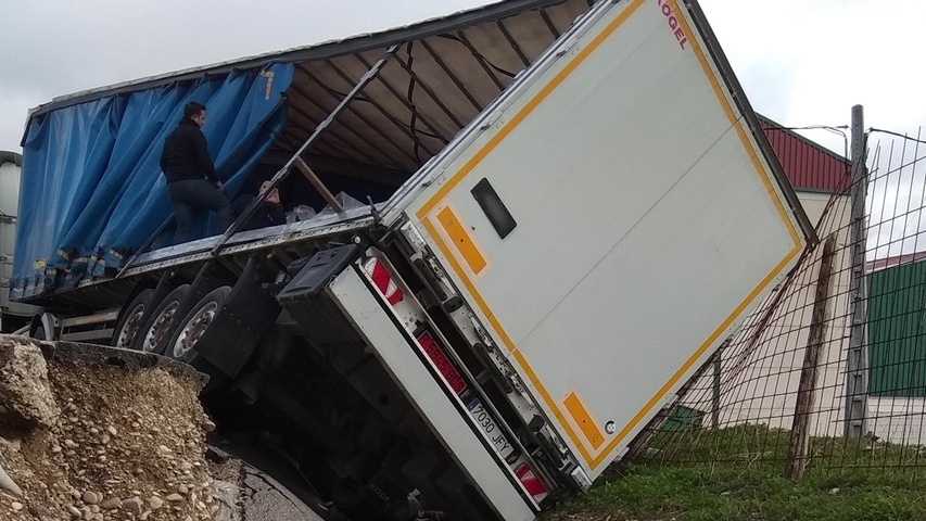Cae un camión de alto tonelaje en un socavón del Polígono La Dehesilla de Baeza 2 vlcsnap 2018 11 28 09h48m28s095