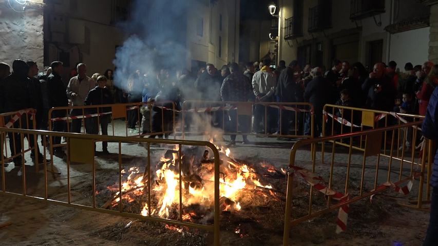 Fiesta local en Sabiote que homenajea a San Antón con su tradicional hoguera