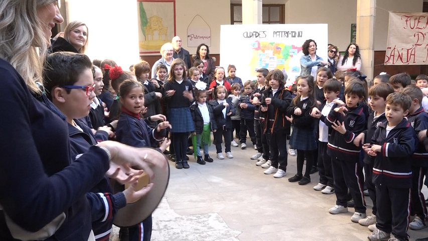 El colegio Filipense canta con lengua de signos el himno de Andalucía