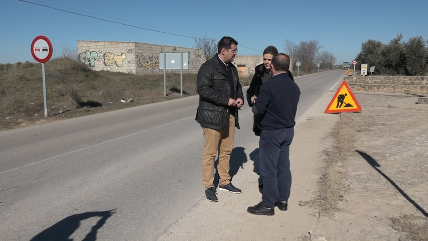 Puesta a punto de las líneas y señales de piso en la carretera de La Yedra
