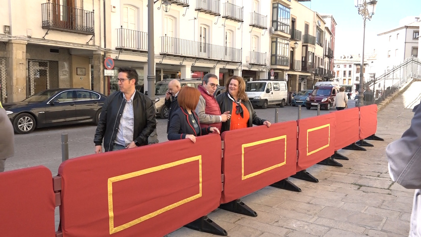 La alcaldesa de Úbeda presenta las novedades de engalanamiento de calles para Semana Santa