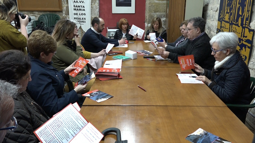 Toni Olivares visita la asociación de vecinos del barrio de Santa María