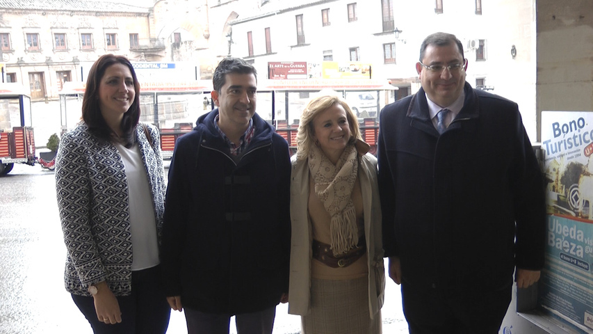 La candidata del PP al Congreso María Luisa Del Moral se reúne con el sector del turismo en Baeza