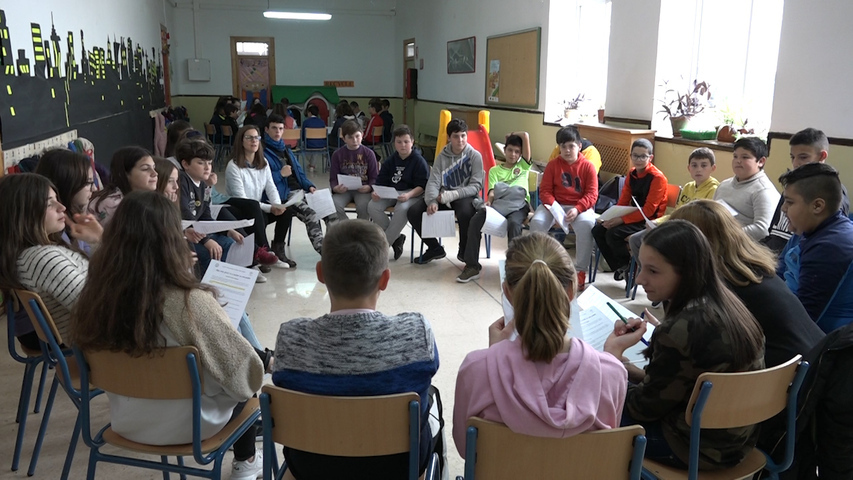 El CEIP San Juan de la Cruz de Baeza celebra una tertulia dialógica y literaria con el alumnado del centro