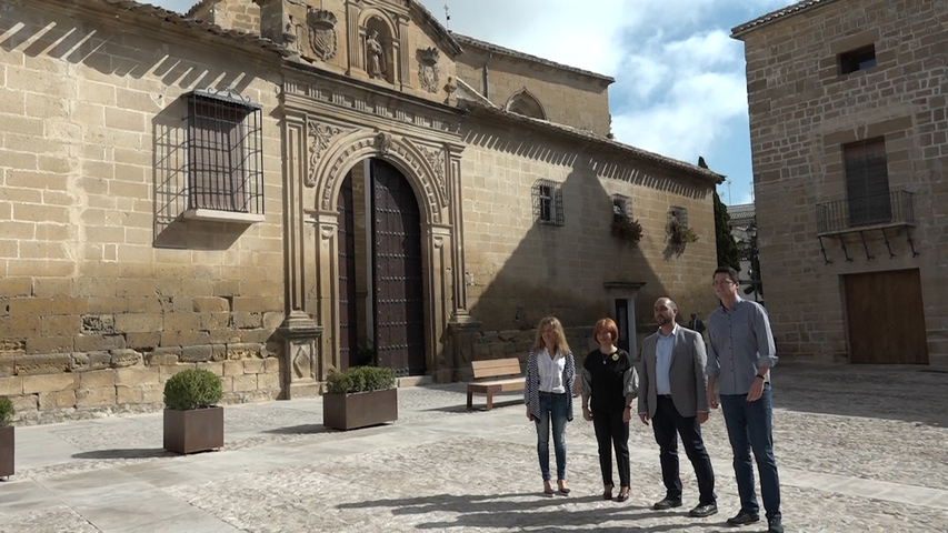 Toni Olivares subraya en la Plaza de Santa Clara el modelo de ciudad por el que apuesta el PSOE de Úbeda