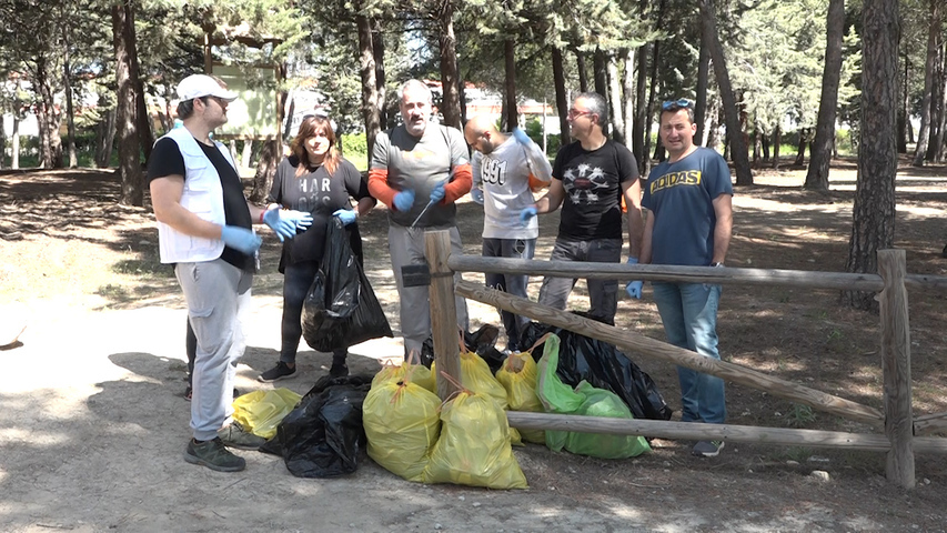 Ciudadanos Úbeda limpia el parque de la plazorita