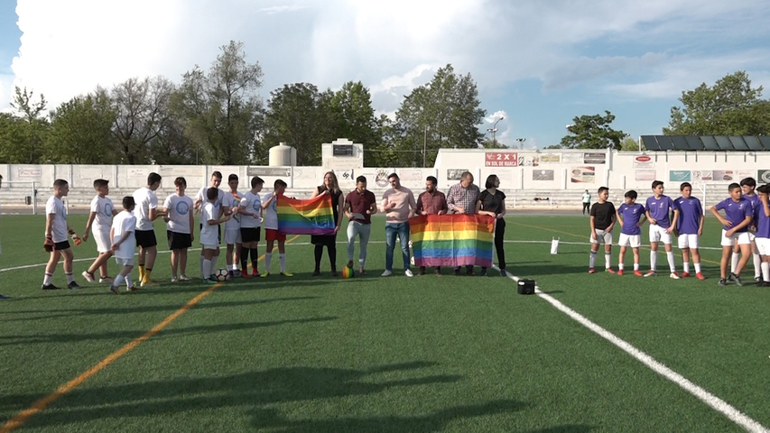 Los IES de Baeza juegan a fútbol contra la homofobia