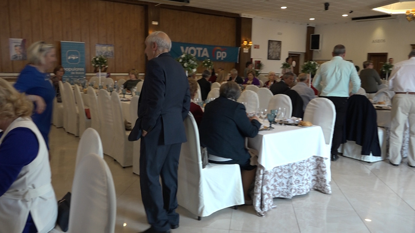 El PP de Baeza homenajea al alcalde y concejales en el ayuntamiento durante los 40 años de democracia