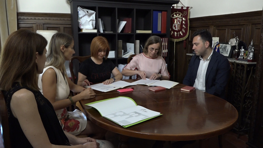 La alcaldesa rubrica el convenio de TUBBA con el Ayuntamiento de Úbeda