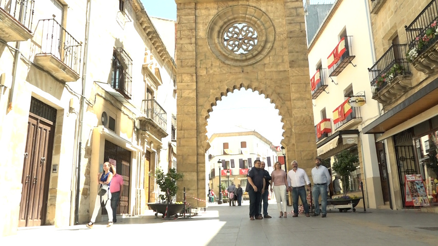 Instalada en la calle San Pablo de Baeza la segunda puerta de arquitectura efímera con motivo del Corpus Christi