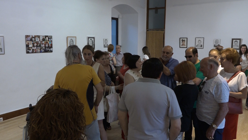 Inaugurada en el Hospital de Santiago la exposición «Retratos a Grafito» de Paula López