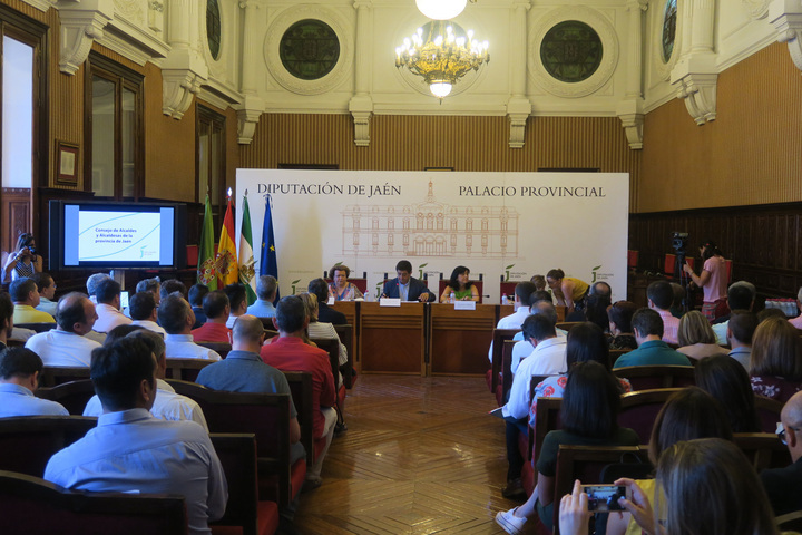 Primer pleno del consejo de alcaldes y alcaldesas  tras la constitución de la Diputación