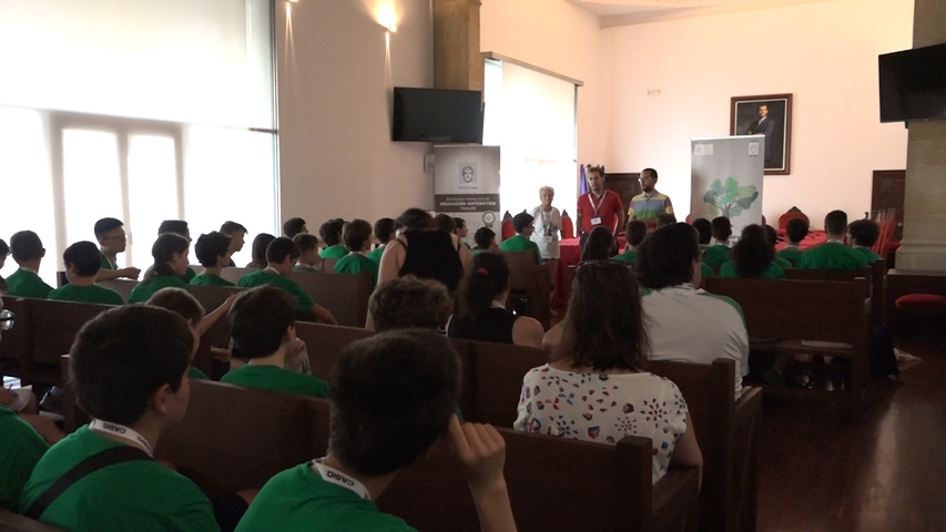El concejal de juventud recibe en Baeza a los participantes de la olimpiada matemática