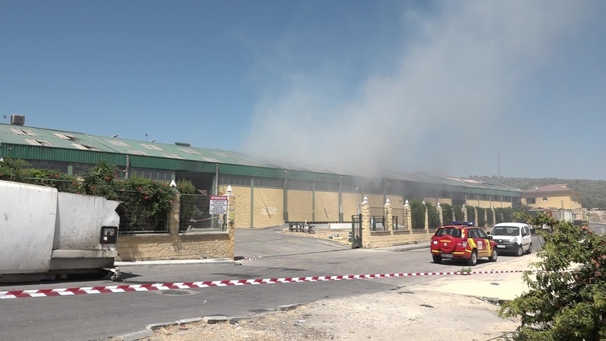 Un incendio quema parte de la planta de papel de Resurja en Ibros