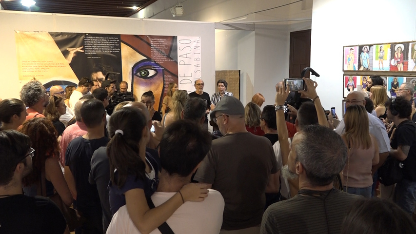 Joaquín Sabina inaugura en el Hospital de Santiago su exposición de ilustraciones «Aves de paso»