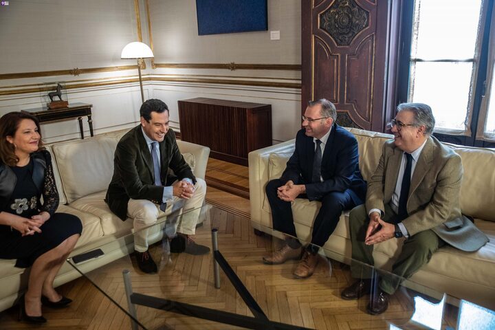 El presidente de la Junta y el presidente de la Comisión de Agricultura del Parlamento Europeo abordan la situación del sector olivarero en Andalucía